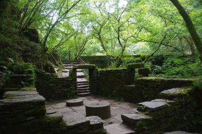 Molino en ruinas junto al puente románico de Caaveiro