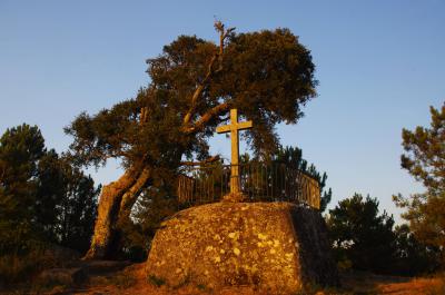 Monumento en el  Mirador de A Pastora en Combados