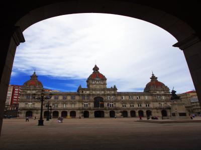 Vista del consistorio desde el lado opuesto en la Plaza de Maria Pita