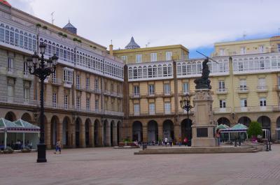 Equina de la plaza y estatua a Maria Pita