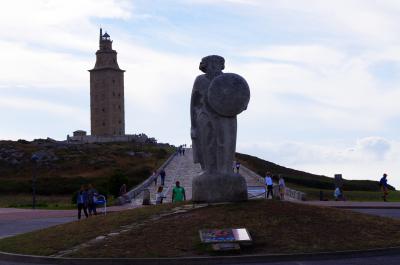 Breogán atardeciendo ante la Torre de Hércules