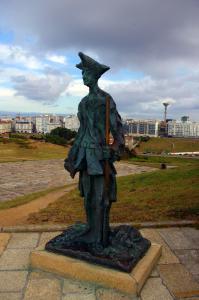 Carlos III al pié de la Torre de Hércules, escultura de Pablo Serrano