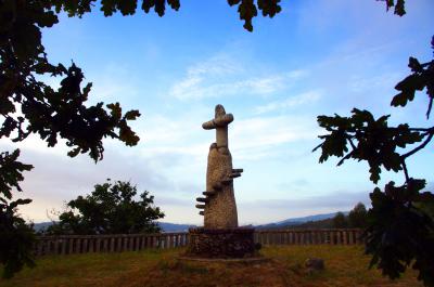 Cruceiro en lo alto del Mirador de San Cibrán