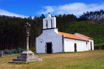 Cruceiro y ermita