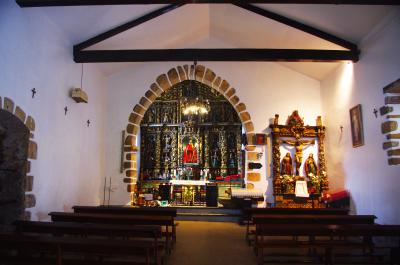 Interior de la ermita de  San Andrés de Teixido