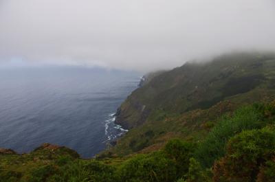 Cae la niebla sobre los acantilados