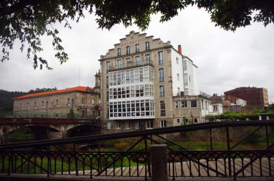 Fachada principal del Balneario Acuña