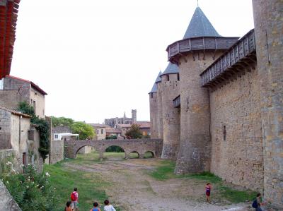 Amplio foso en el entorno del castillo