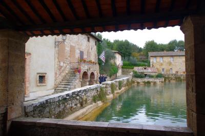 Edificios y piscina artificial en las termas de Filippo