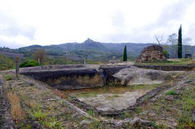 Antigua piscina vacía