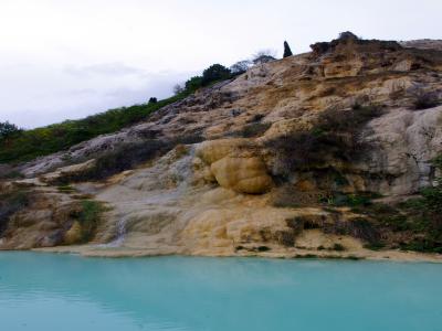 Rocas por las que bajan las aguas termales