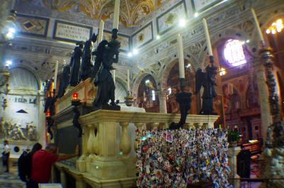 Creyentes tocando la tumba de San Antonio