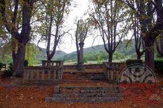 Arquitectura del jardín secreto vista en otoño