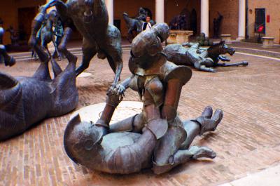 Colección de estatuas de temática bélica medieval en el Patio del Honor del Castillo Estense