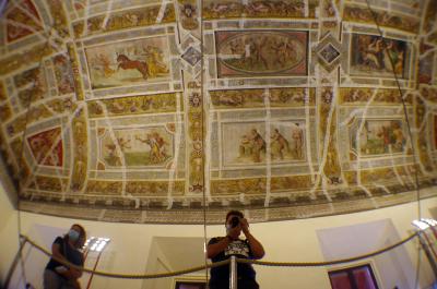 Techo de magnífica decoración en uno de los salones del castillo