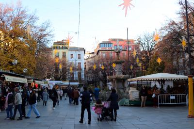 Mercadillo en la plaza de Bib-Rambla