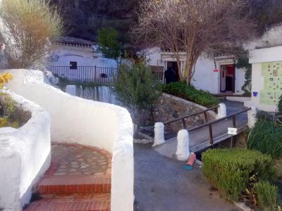 Caminos y escaleras entre cuevas del museo