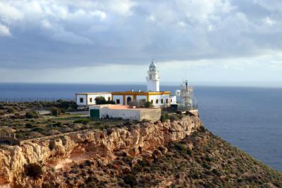 El faro de Mesa Roldan se eleva majestuoso sobre el mar mediterráneo