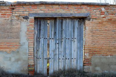 Portón de acceso en cerramiento aún conservado