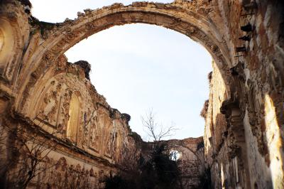 Nave principal de la iglesia de rica decoración en paredes
