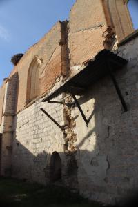 Acceso en fachada sur a la iglesia