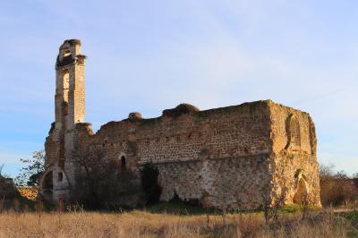 Fachadas sur este de la iglesia y espadaña campanario