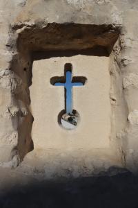 Saetera en forma de cruz en la muralla de Cuéllas