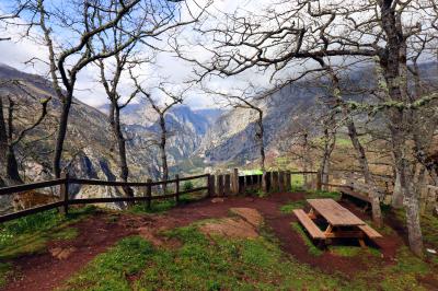 Zona picnic en el mirador de Santa Catalina con vistas a parte del desfiladero