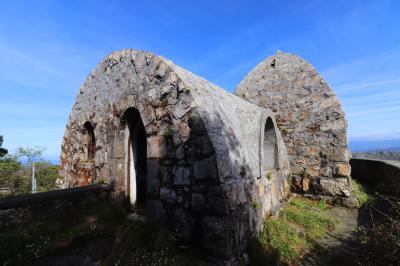 Refugio del Fitu, en la colina contigua al mirador