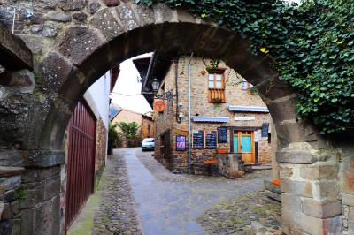 Calle bajo arco en el casco histórico de Potes