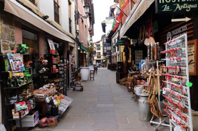 Calle turística en el casco histórico 