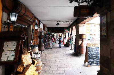 Soportales en la plaza Capitán Palacios en el centro de Potes