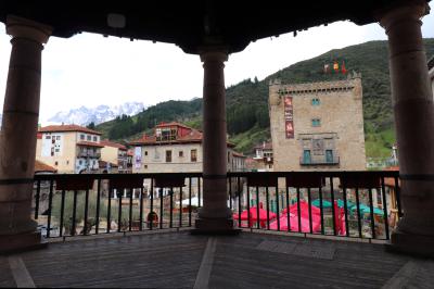 Plaza Capitán Palacios con los Picos de Europa y la Torre del Infantado