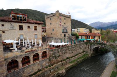 La torre del Infantado, junto al río Quiviesa