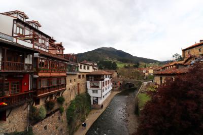 Postal clásica de Potes sobre el río Quiviesa