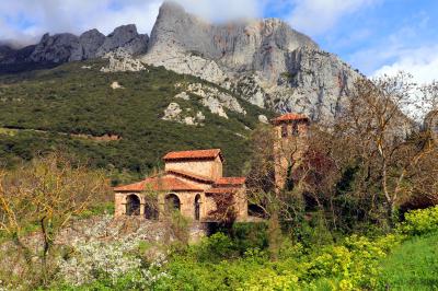 Ermita de Santa María de Lebeña, camino a Potes, en Lebeña, próxima al desfiladero de la Hermida