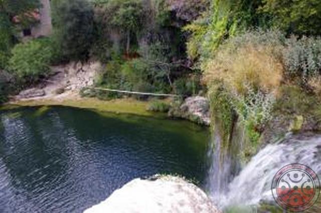 Desde el parking llegamos enseguida junto a la cascada