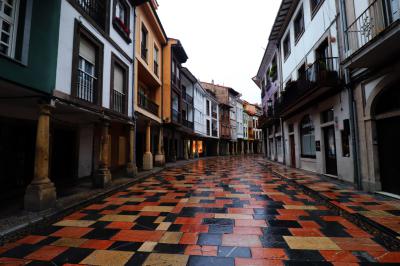 Calle Rivero, el centro de Avilés después de la lluvia