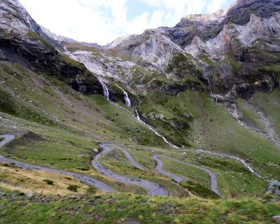 Carretera serpenteante de ascenso a Troumouse