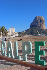 Playa de Calpe frente a su gran letrero