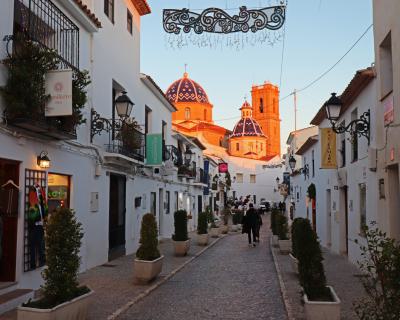 Calle típica balo la Parroquia de Nuestra Señora del Consuelo