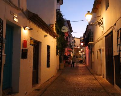 Calle con iluminación nocturna de Altea