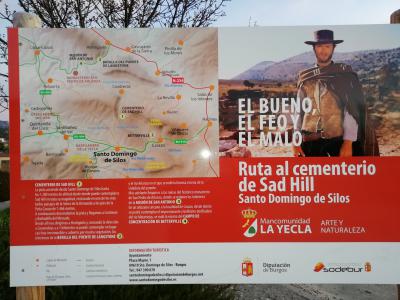 Cartel indicador sobre la ruta al cementerio Sad Hill