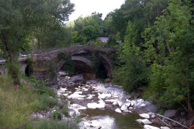 Puente medieval sobre el rio Ara