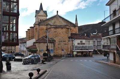 Calle principal a la plaza de Sancho García e Iglesia de Santa Cecilia