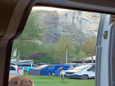 La cascada de Staubbachfall vista desde el Camping Jungfrau