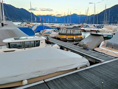 Puerto deportivo en el  lago Maggiore 