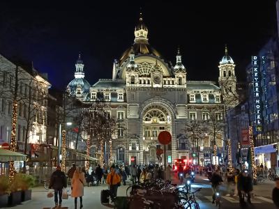 Vista nocturna de la impresionante Estación Central de Amberes 