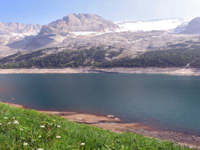 Lago Fedaia a los pies de Marmolada
