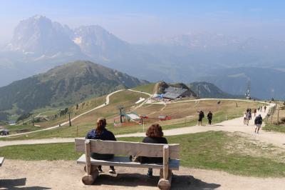 Contemplando la pradera de Seceda